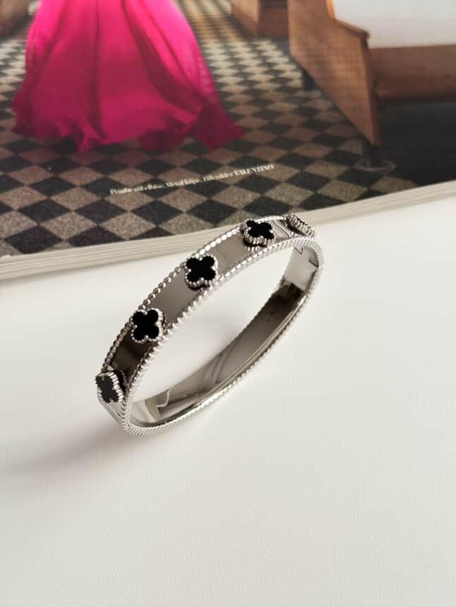 Çelik Gümüş Renk Siyah Detaylı One Cleef Kelepçe Bilezik