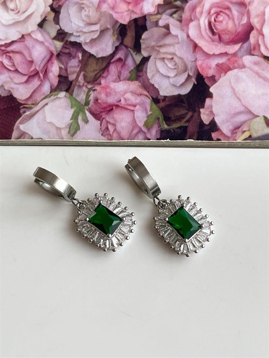 Çelik Gümüş Renk Yeşil Taşlı Hera Küpe (3 Cm)