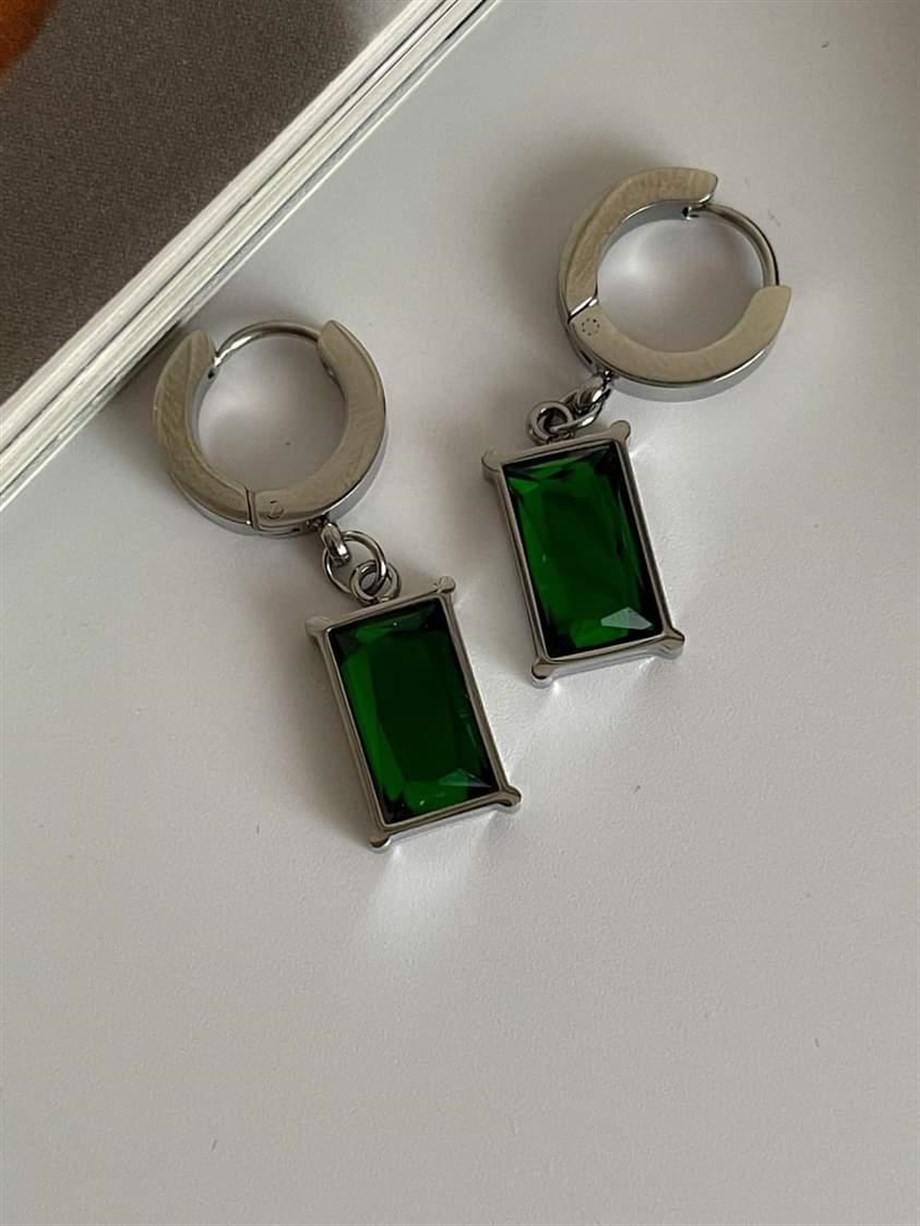 Çelik Gümüş Renk Yeşil Taşlı Küpe (3 Cm)
