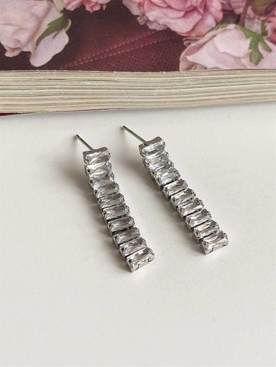 Çelik Valeria Gümüş Renk Baget Taşlı Küpe (3 Cm)