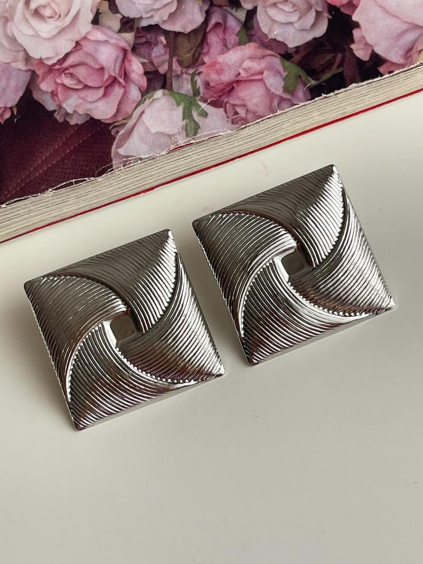 Gümüş Renk Kare Küpe (3 Cm)