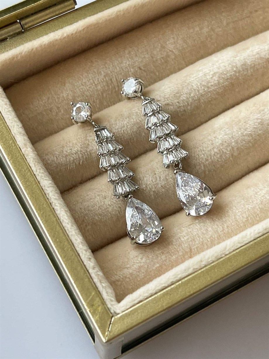 İthal Beyaz Damla Taşlı Baget Küpe (4 Cm)