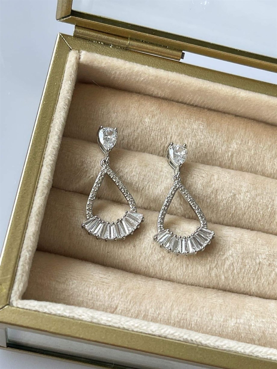 İthal Gümüş Renk Baget Taşlı Küpe (3 Cm)