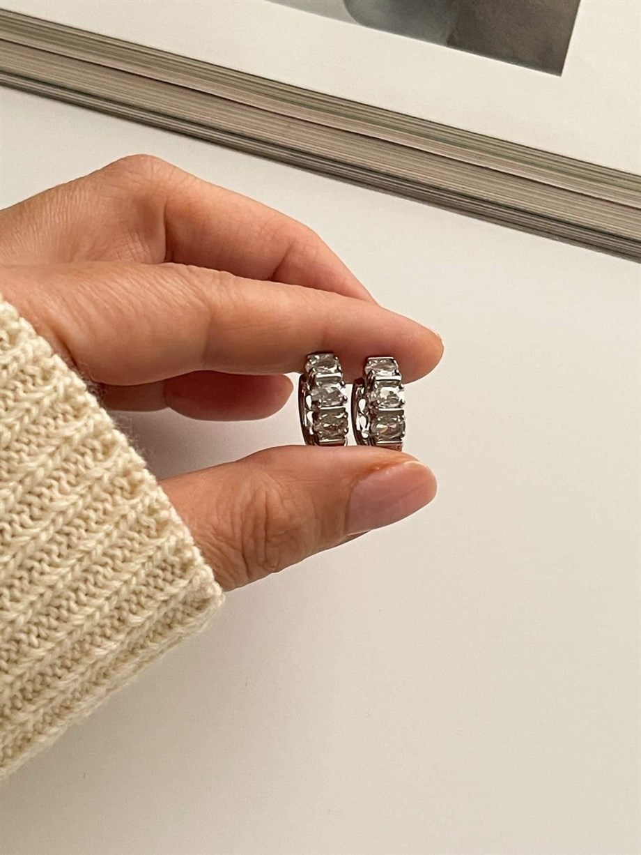 Özel Kaplama Gümüş Renk Baget Taşlı Halka Küpe (1.70 Cm)
