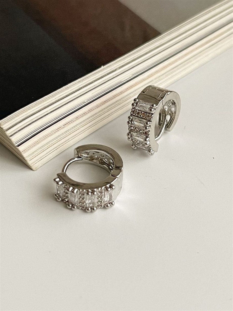 Özel Kaplama Gümüş Renk Baget Taşlı Halka Küpe (1.60 Cm)
