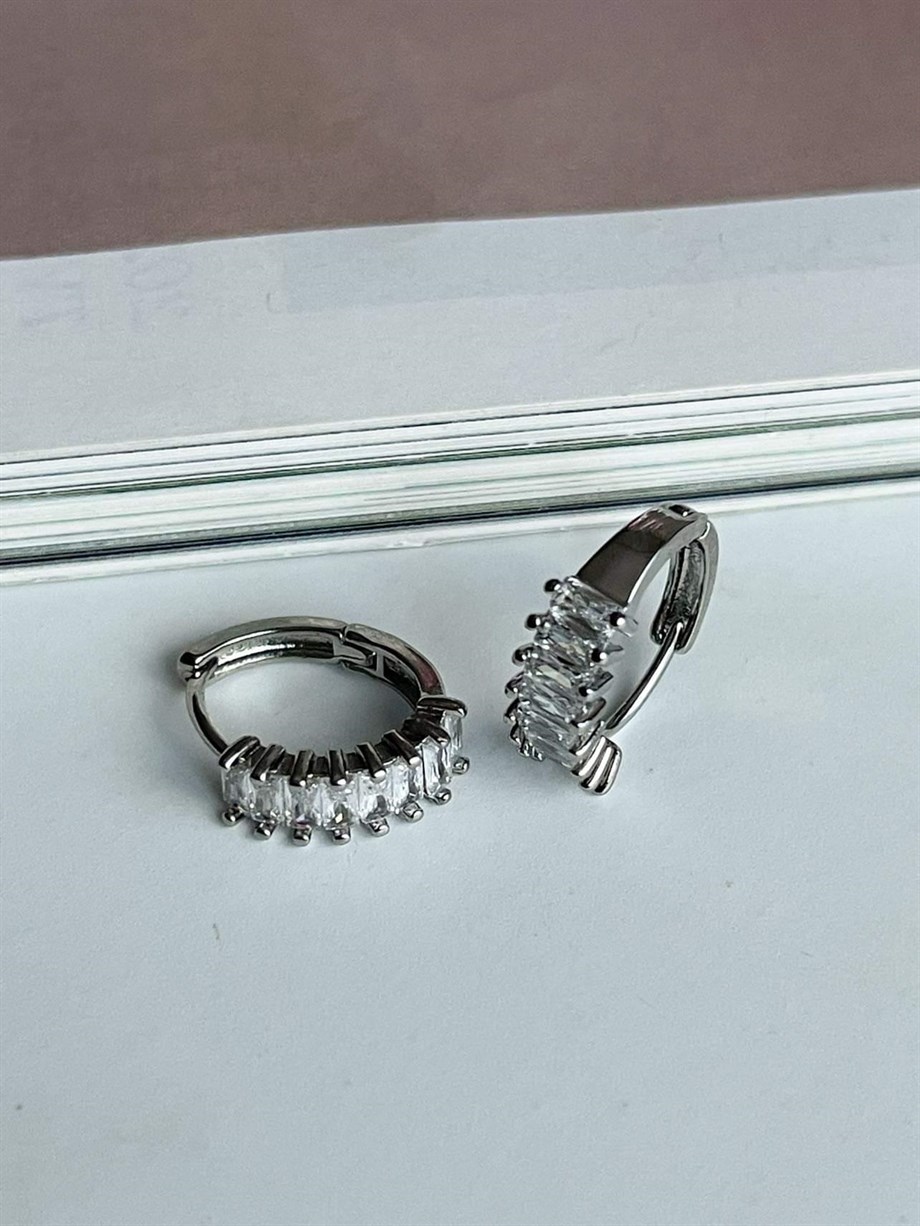 Özel Kaplama Gümüş Renk Baget Taşlı Halka Küpe (2 Cm)
