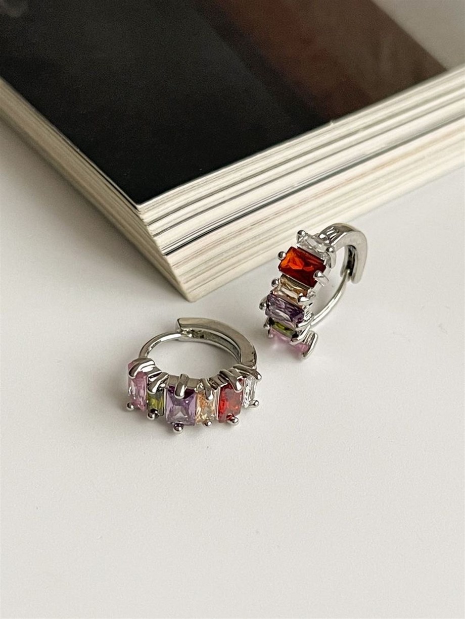 Özel Kaplama Gümüş Renk Renklli Baget Taşlı Halka Küpe (1.5 Cm)