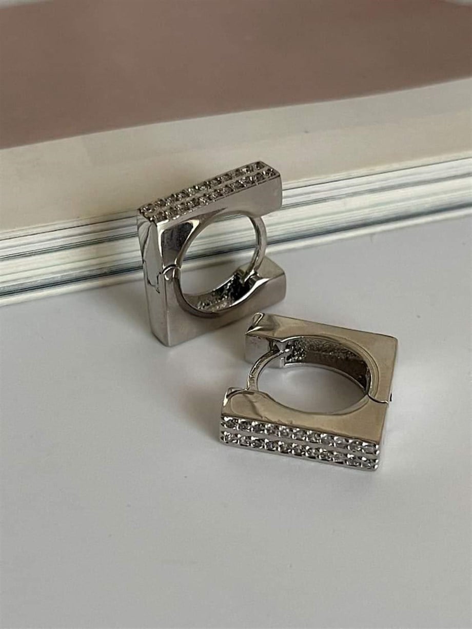 Özel Kaplama Gümüş Renk Zirkon Taşlı Kare Küpe (1.80 Cm)