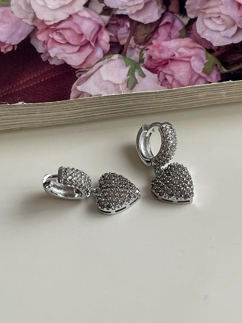 Özel Seri Vip Gümüş Renk Zirkon Taşlı Kalpli Küpe (2.30 Cm)