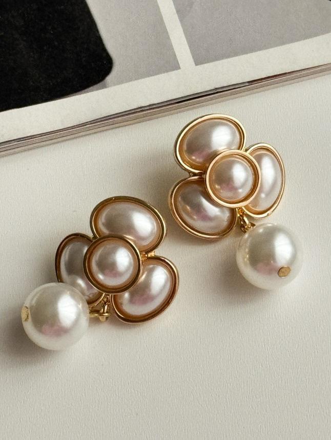 Zr Model Beyaz İncili Çiçek Küpe (4 Cm)