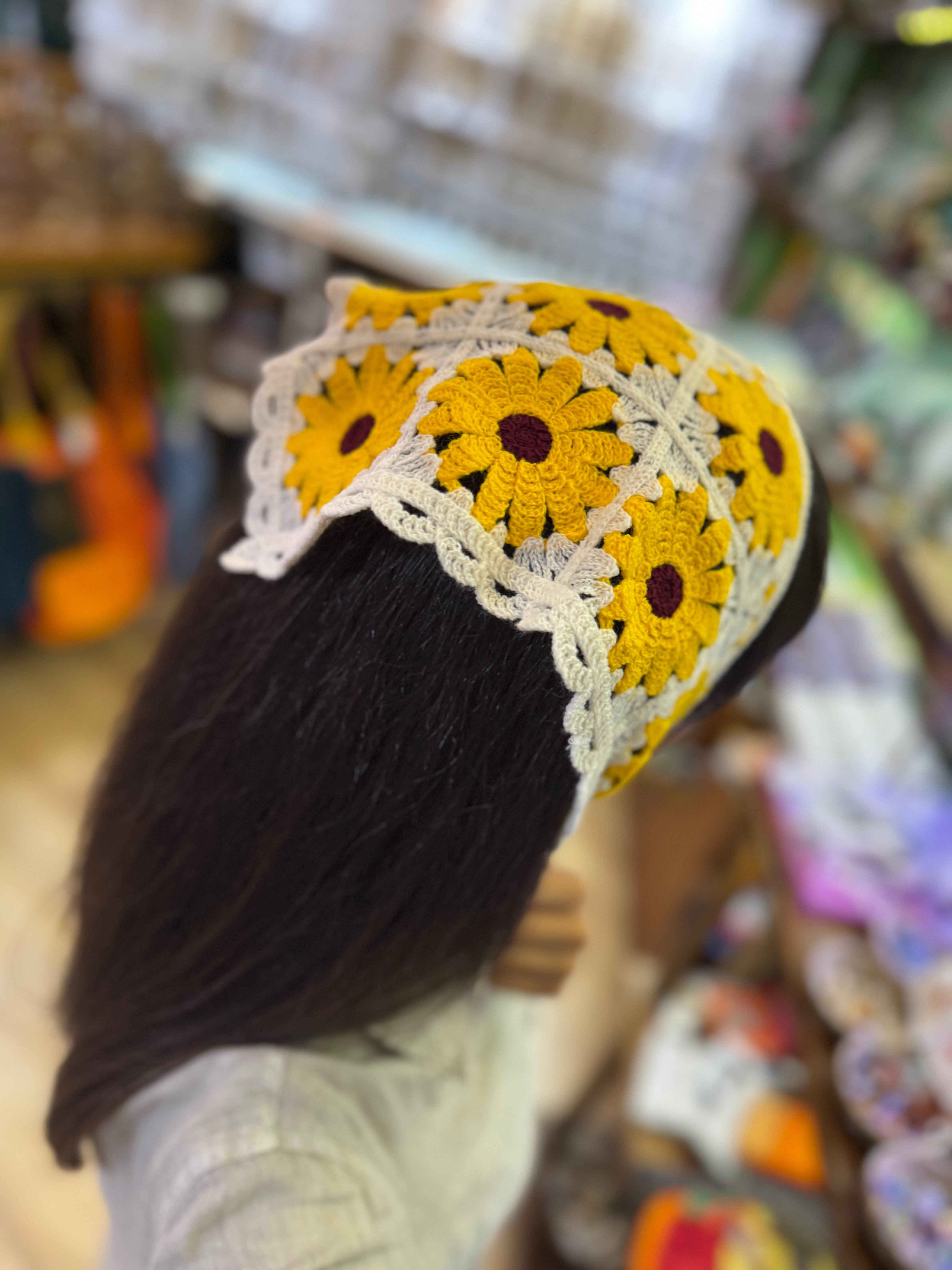 Ayçiçeği Motifli Üçgen Bandana