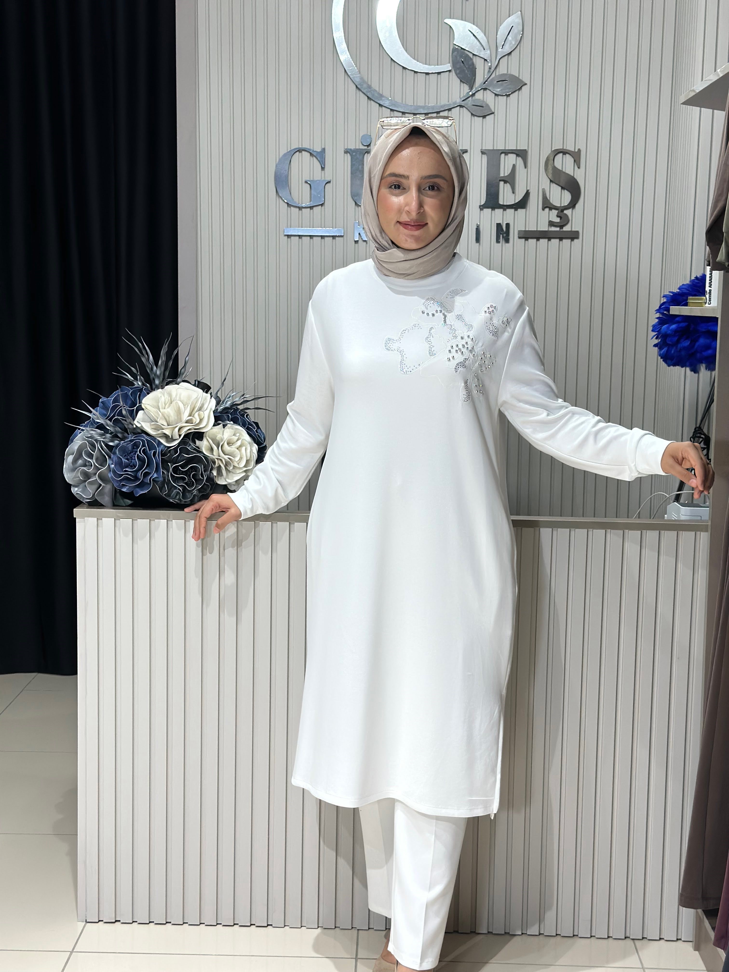 Güneş Kombin Omuz Detaylı Taşlı Uzun Tunik Beyaz