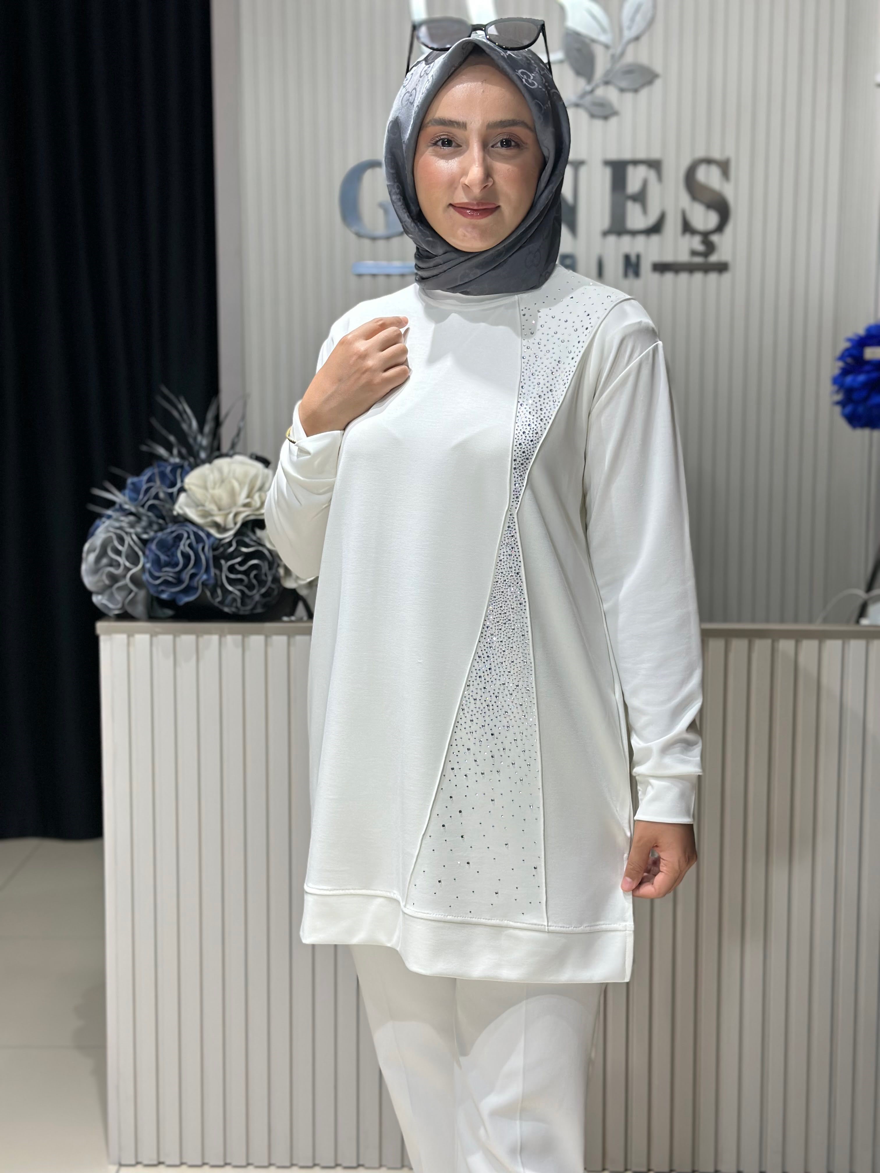 Güneş Kombin Yandan Taş Detaylı Tunik Beyaz
