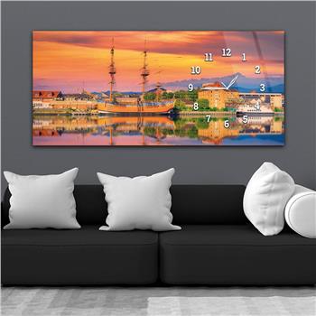 Horizontal bedrucktes Glas mit Kunst und Naturthema und einer Uhr an der Seite 188