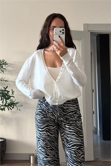 Beyaz V Yaka Düğmeli Hırka - Kadın Hırka & Süveter Modelleri - Nazliye Moda | Kadın Giyim Modası
