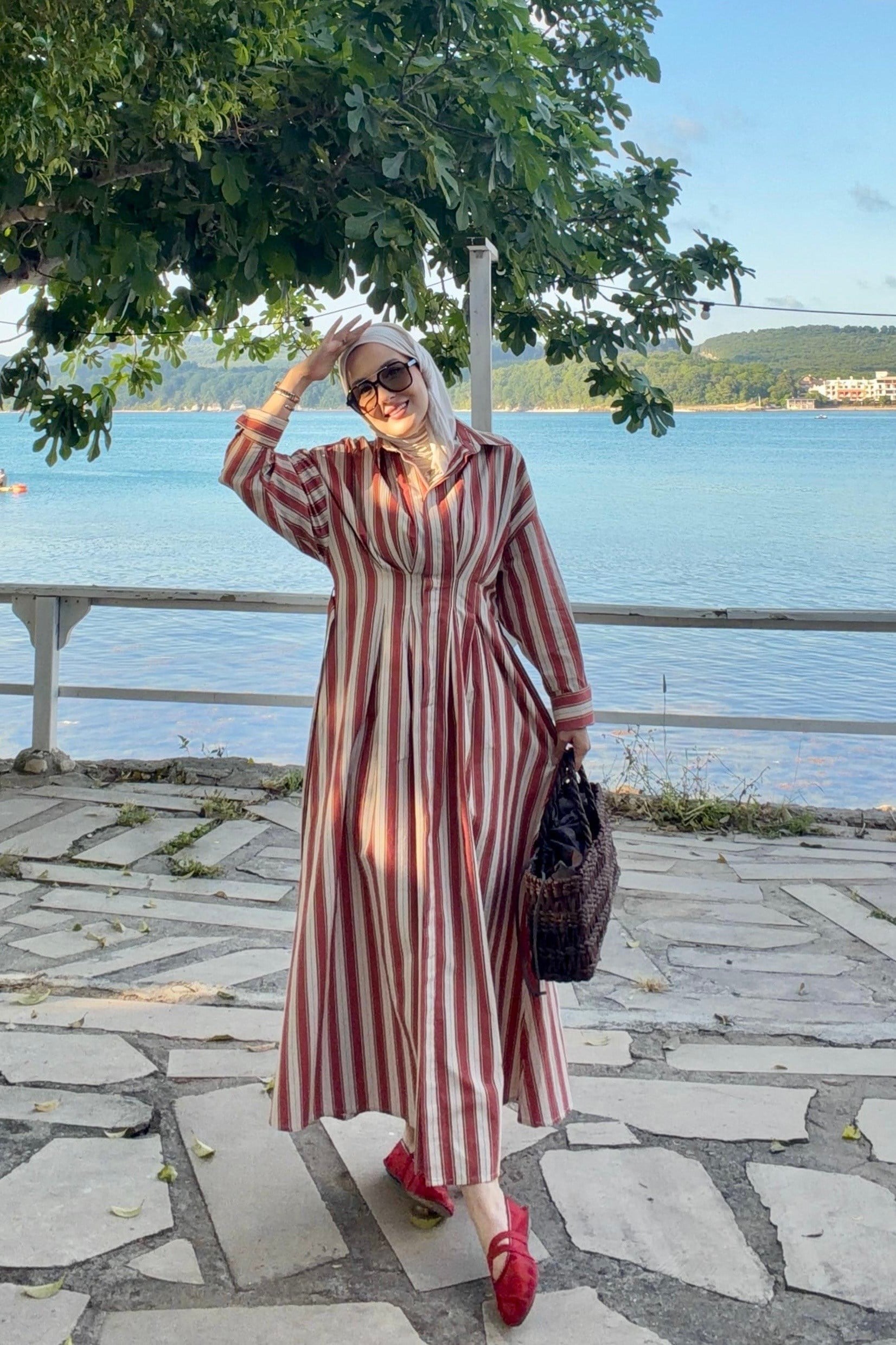 Kırmızı Çizgili Elbise 