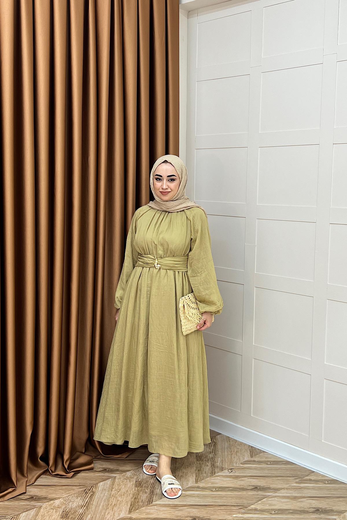 Angelina Broş Detay Elbise Yağ Yeşili