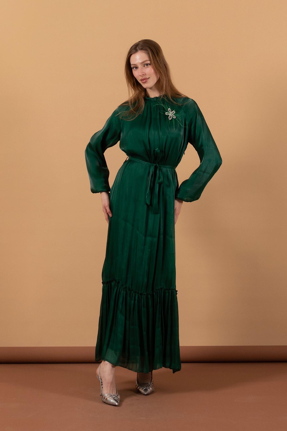 Broş Detay İpek Elbise Zümrüt