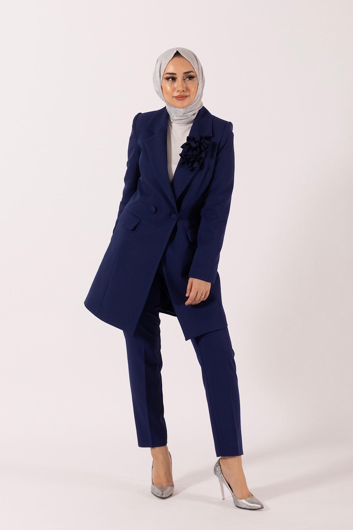 Çiçek Broşlu Ceket Takım Lacivert