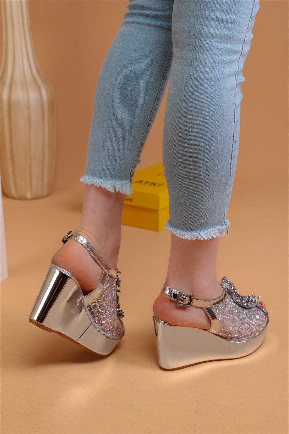 Bross Gümüş Renk Taşlı Bayan Sandalet