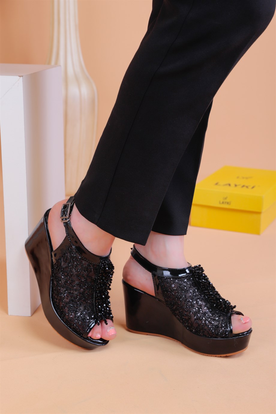 Bross Siyah Renk Taşlı Bayan Sandalet