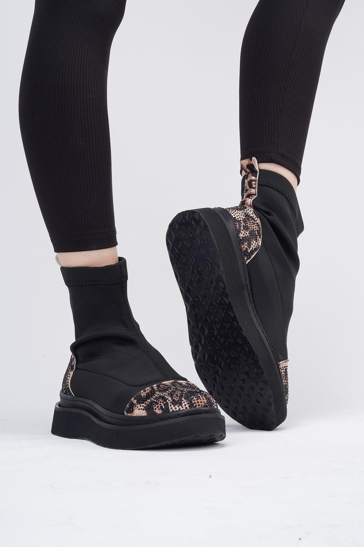Afron Siyah Renkli Leopar Deri Detaylı Taşlı Kışlık Kadın Bot