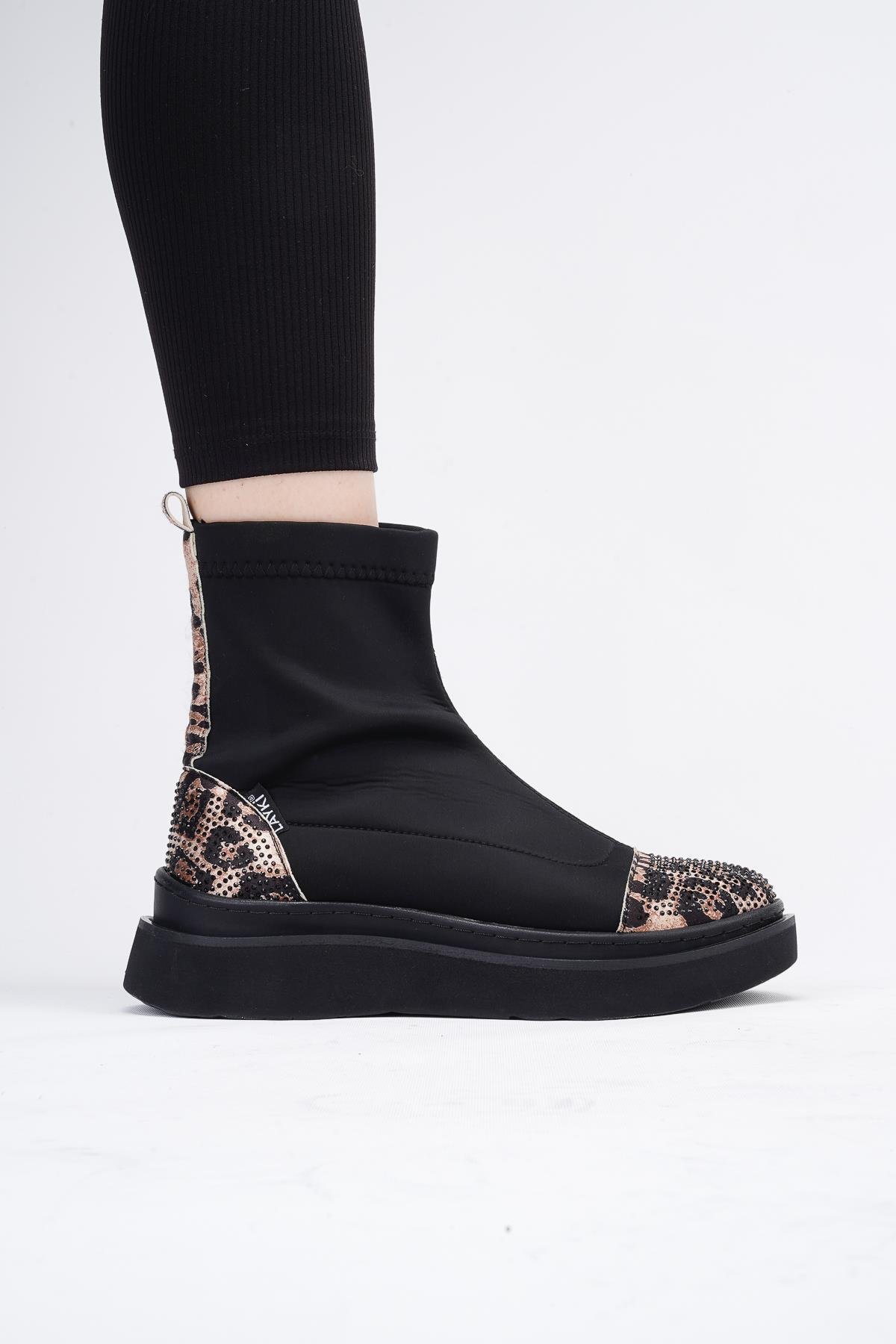 Afron Siyah Renkli Leopar Deri Detaylı Taşlı Kışlık Kadın Bot