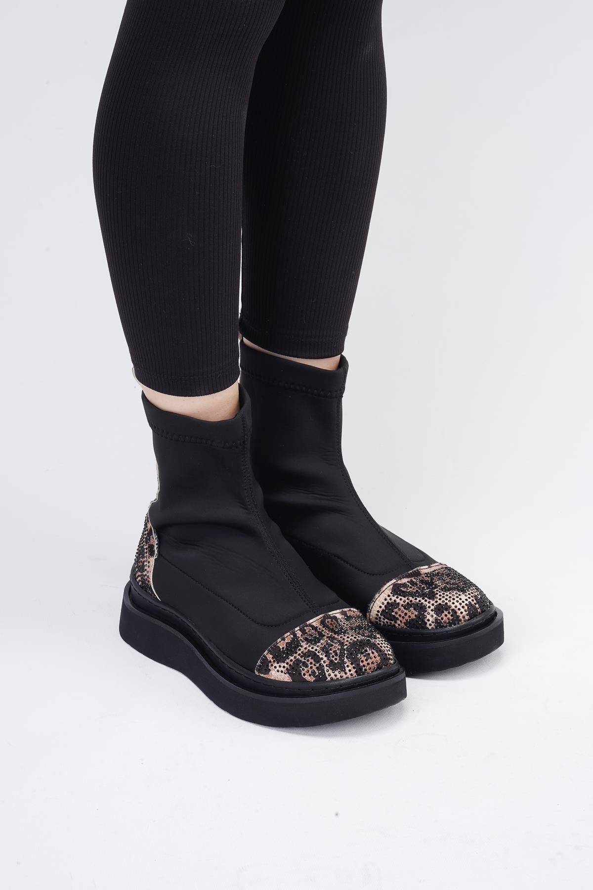 Afron Siyah Renkli Leopar Deri Detaylı Taşlı Kışlık Kadın Bot