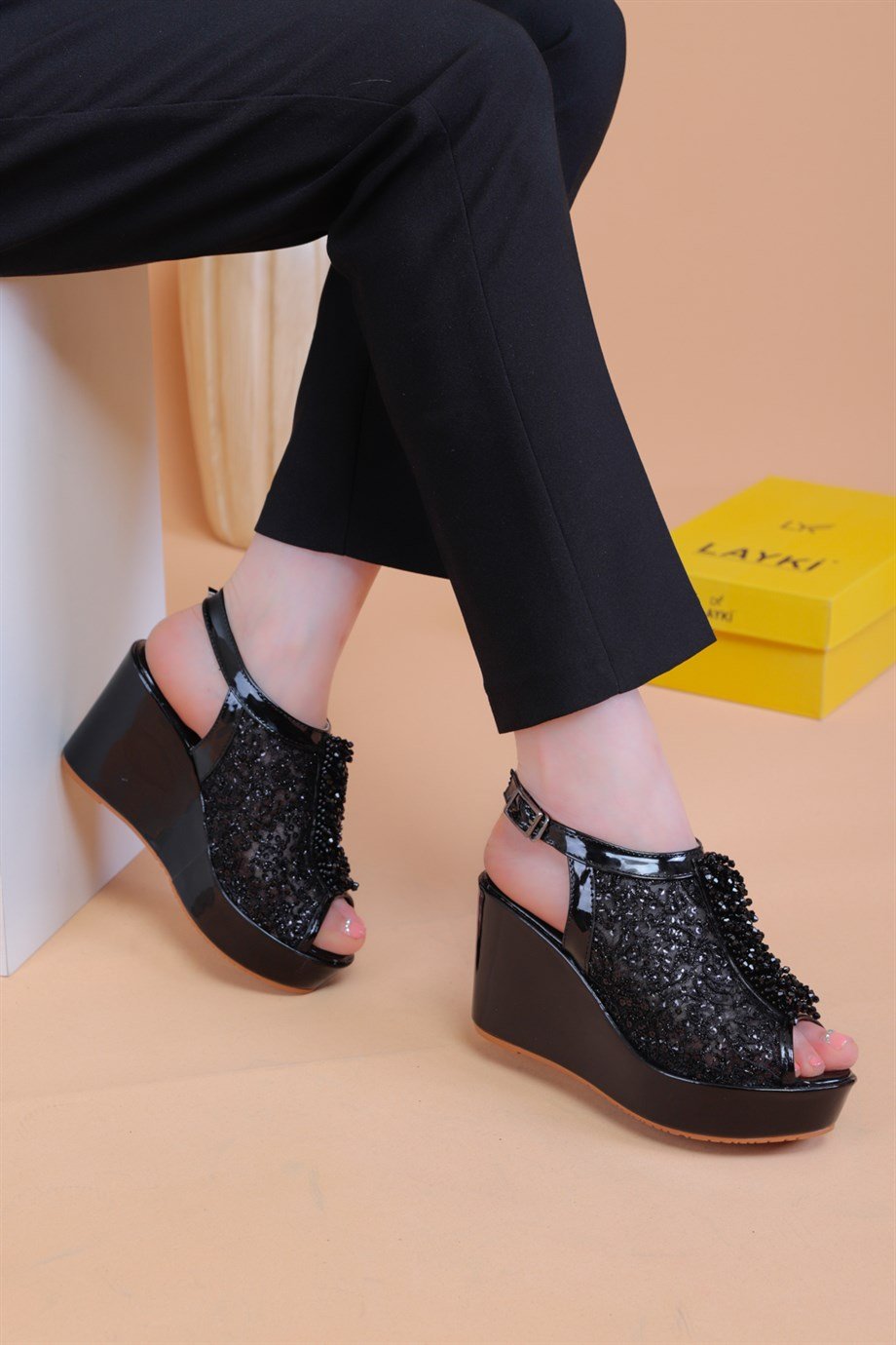 Bross Siyah Renk Taşlı Bayan Sandalet