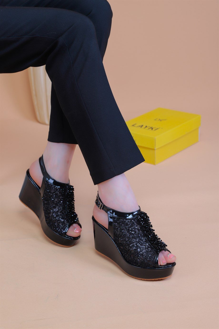 Bross Siyah Renk Taşlı Bayan Sandalet