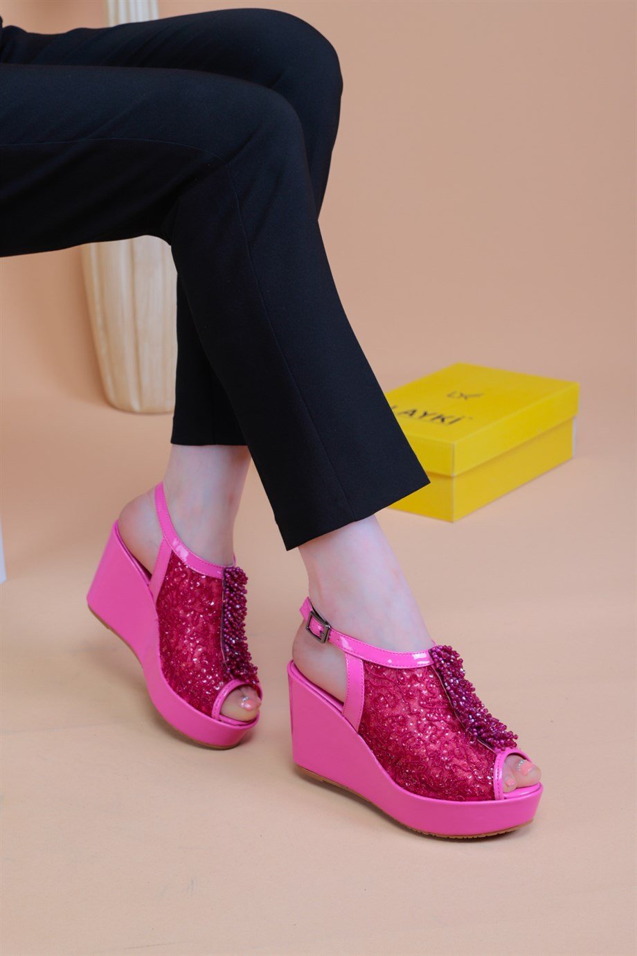  Bross Fuşya Renk Taşlı Bayan Sandalet