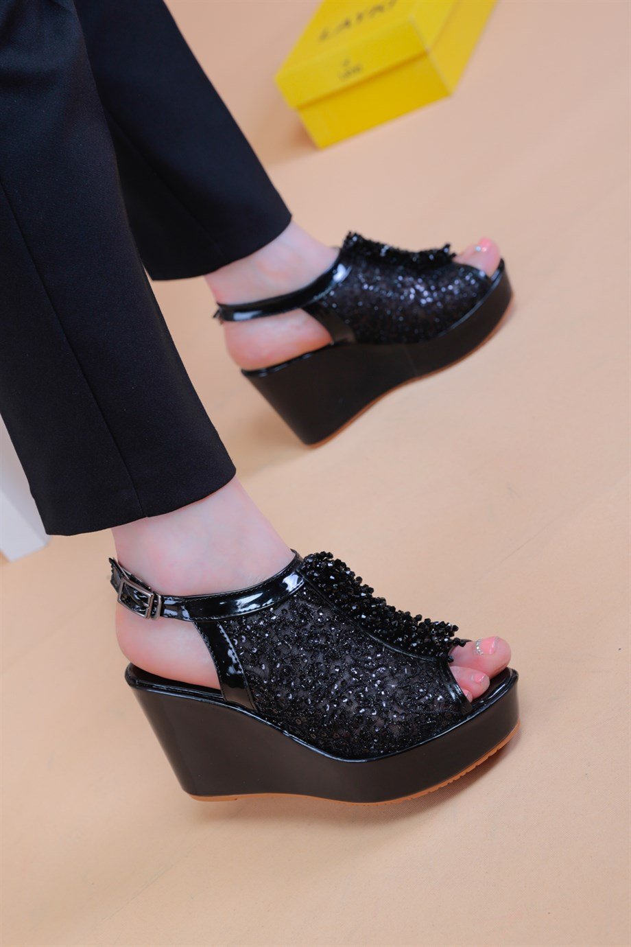 Bross Siyah Renk Taşlı Bayan Sandalet