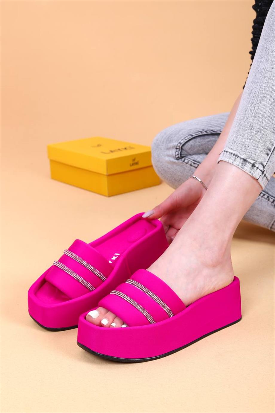 Olga Fuşya Renkli Yüksek Taban Taşlı Detaylı Lüx Terlik