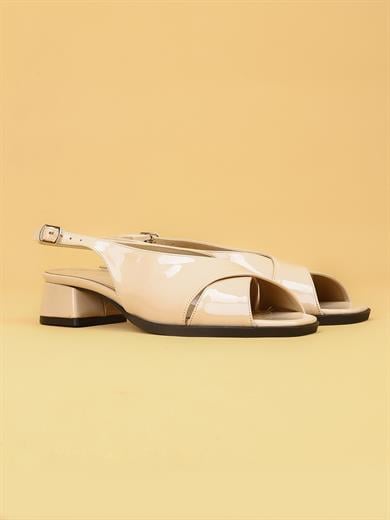 KEIRY Parlak Rugan Bej Slingback Arkadan Bağlamalı Topuklu Bej Kadın Sandalet 