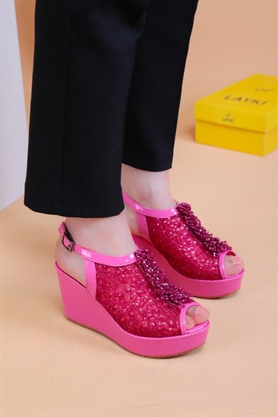  Bross Fuşya Renk Taşlı Bayan Sandalet