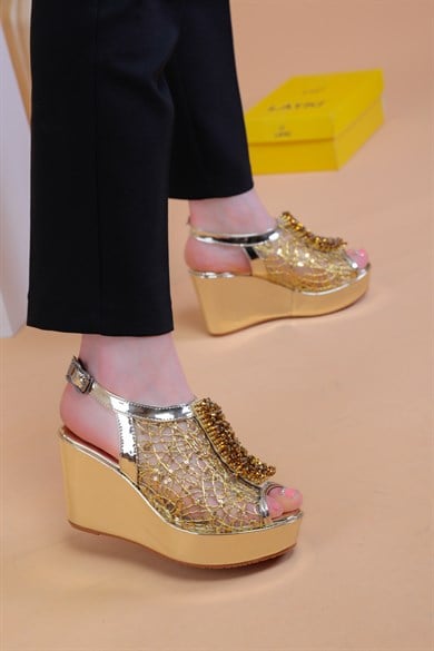 Bross Altın Renk Taşlı Bayan Sandalet