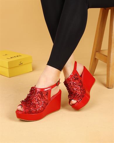 Bross Kırmızı Renk Taşlı Bayan Dolgu Topuklu Sandalet