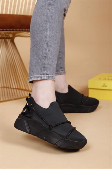 Vallery Siyah Renkli Taşlı Detaylı Kadın Yürüyüş Ayakkabısı