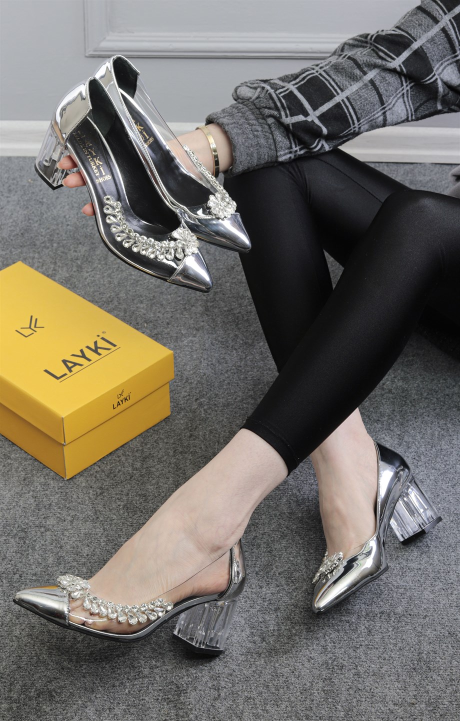 Meazza Gümüş Renkli Parlak Taş Detaylı Lux Kadın Şeffaf Topuklu Ayakkabı