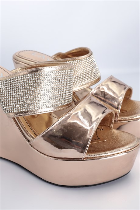 011011860000002LAYKİ7-10 cm topukMariachi Gold Renkli İki Kemerli Parlak Taşlı Kadın Topuklu Ayakkabı 
