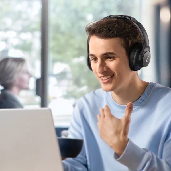Elleriniz dolu ama bir çağrı alıyorsunuz? Bluetooth kulaklıklarınızdaki düğmeye basın ve dahili mikrofon sesinizi net bir şekilde alacaktır, böylece rahat bir şekilde konuşabilirsiniz.