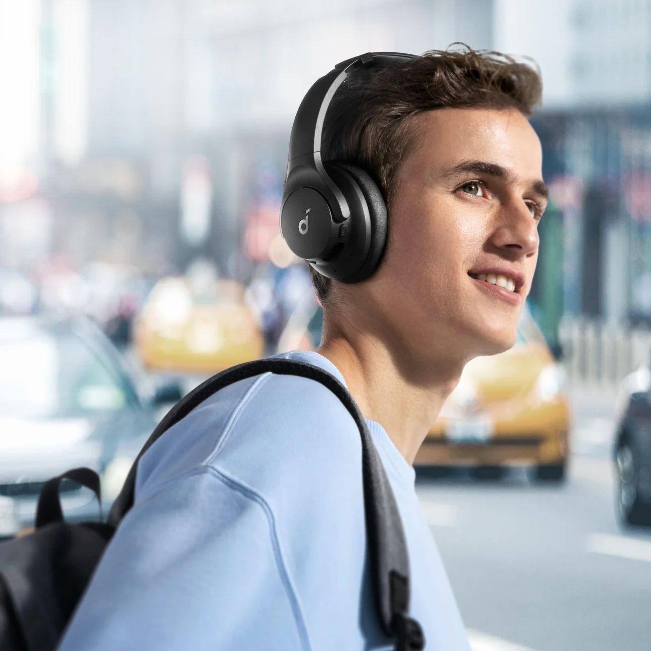 Soundcore Q21i NC'i gürültü engelleme özellikli kulaklık, hibrit aktif gürültü engelleme teknolojisi kullanarak gerçek zamanlı olarak sesleri etkili bir şekilde engeller.