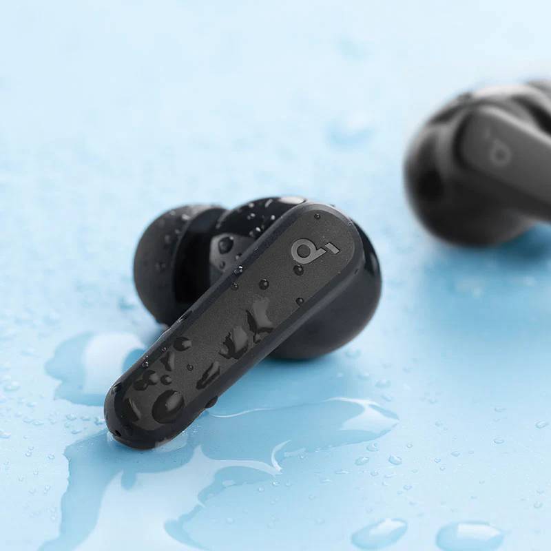 IPX5 Suya Dayanıklılık   Soundcore R50i gerçek kablosuz kulaklıklar, su sıçramalarına karşı korunur, bu nedenle dışarıda, hatta yağmur yağarken bile kullanabilirsiniz. *Not: Su direnci derecelendirmesi kulaklıklara uygulanır, şarj kutusuna değil.