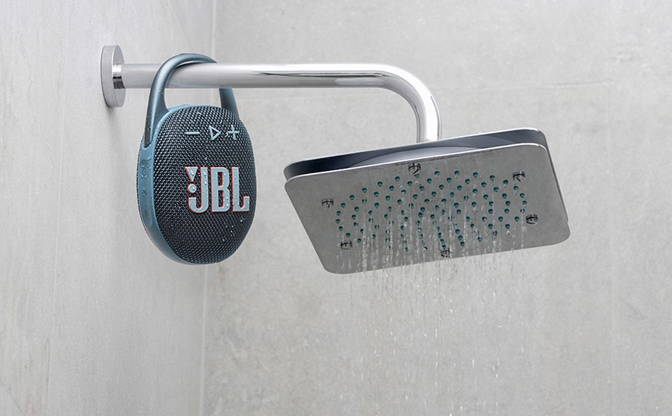 Yeniden Tasarlanmış Klips  Tamamen yeniden tasarlanmış ve tamamen entegre edilmiş klips, çok daha geniş bir açıklığa sahip ve bu sayede taşıması daha da kolay. JBL Clip 5'i sırt çantanızdan kemer kancasına kadar her şeye takabilir, müziğinizi gün boyu her yerde yanınızda taşıyabilirsiniz.