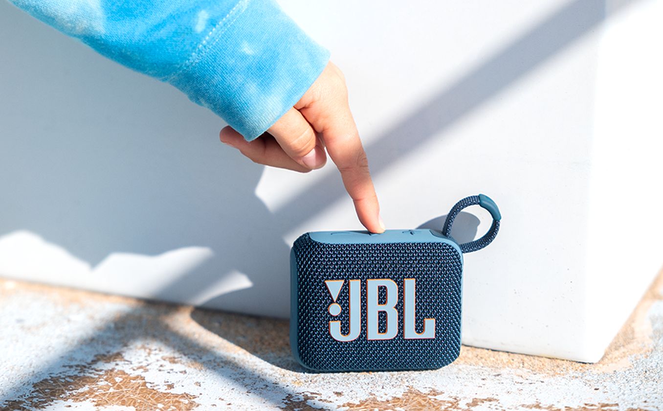 Ultra taşınabilir JBL Pro Ses ile güçlü bas  Küçük boyutunun seni yanıltmasına izin verme. JBL Go 4, büyük JBL Pro Sesini ve etkili bası sunarak ciddi bir müzikal performans sergiliyor. Arkadaşların, bu kadar küçük bir hoparlörden bu kadar harika JBL Pro Sesinin çıktığına inanamayacak.