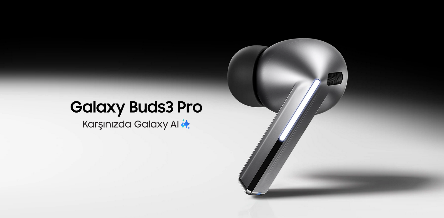  Karşınızda Galaxy AI  Galaxy AI yepyeni Galaxy Buds3 Pro için sahnede.  Dinleme deneyiminizi yeniden tanımlayın. İlk kez çift amfi ve geliştirilmiş çift yönlü hoparlör ile en küçük ses detaylarını yakalayın. 24-bit CODEC ile her notayı kristal netliğinde duyun. Galaxy AI destekli gürültü kontrolü ve gerçek zamanlı yorumlama ile dinleme deneyiminizi bir üst seviyeye taşıyın. Galaxy Buds'ınızı yeni bir ışıkla görün.