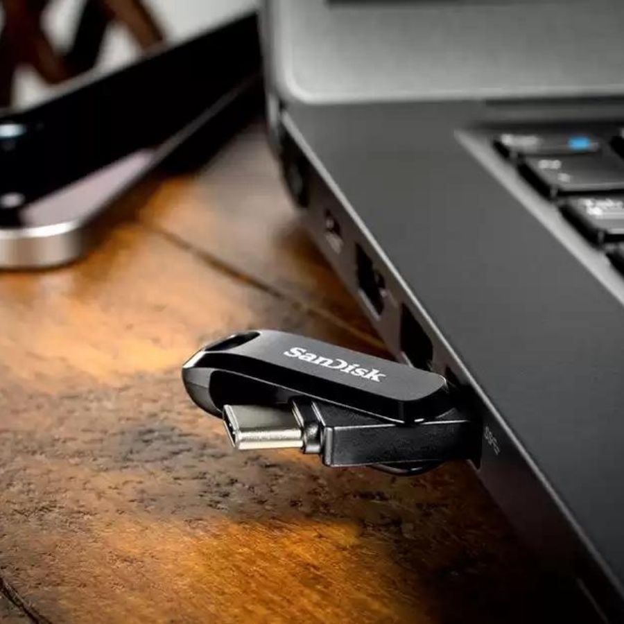 SanDisk Ultra Dual Drive Go, USB Type-C akıllı telefon kullanıcıları için mükemmel bir depolama çözümü sunar. Telefonunuzda yer kalmadığında endişelenmenize gerek kalmadan, bu USB Flash Sürücüyü takarak dosyalarınızı kolayca taşıyabilir ve böylece daha fazla fotoğraf, film, müzik, oyun ve diğer içeriklere yer açabilirsiniz.  Bu 2'si 1 arada flash sürücü, kullanıcılarına ekstra depolama alanı sağlamakla kalmaz, aynı zamanda otomatik yedekleme özelliğiyle ön plana çıkar. SanDisk Memory Zone uygulamasını kullanarak en yeni fotoğraf, video, müzik, belge ve kişilerinizi otomatik olarak yedekleyebilirsiniz. Böylece, akıllı telefonunuz kaybolsa bile, en değerli anılarınıza güvenle sahip olabilirsiniz. SanDisk Ultra Dual Drive Go, taşınabilir ve kullanımı kolay bir çözüm sunarak dosya yönetimini daha hızlı ve verimli hale getirir.