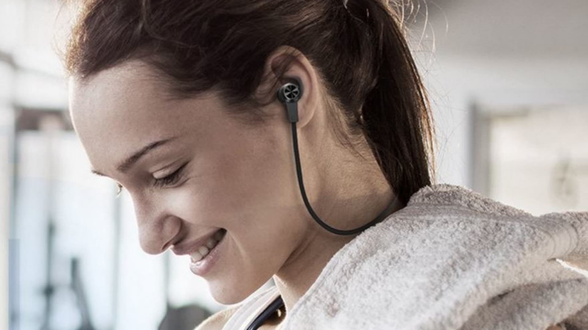 Uzun pil ömrü, kesintisiz müzik keyfi ve spor yaparken tam konfor! Tecno’nun yeni nesil Battery Monster Bravo 1 Pro Bluetooth kulaklığı, aktif yaşam tarzına sahip kullanıcılar için özel olarak tasarlandı. Spor yaparken, seyahatte ya da günlük kullanımda mükemmel ses kalitesi, ergonomik tasarımı ve güçlü bataryası ile yanınızda!