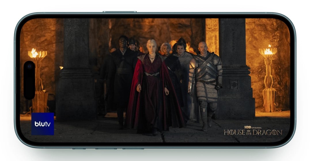 iPhone 16, daha büyük bir pile yer açacak şekilde tasarlandı ve A18 çip ile birlikte çalışarak, birçok yeni özelliğe güç verirken çok daha uzun bir pil ömrü sağlıyor. Artık oyunlarınız, filmleriniz ve dizileriniz kesintisiz bir şekilde sürüyor.  Ayrıca, daha hızlı kablosuz şarj için yeni MagSafe şarj aygıtlarıyla uyumlu hale getirildi. 30 W veya daha güçlü bir adaptörle, telefonunuzu 25 W’a kadar kablosuz olarak şarj edebilirsiniz. Bu sayede, iPhone’unuzu yaklaşık 30 dakikada %50’ye kadar şarj etmek mümkün. Uzun süreli kullanım ve hızlı şarj özellikleri, iPhone 16’yı tam anlamıyla bir güç merkezi haline getiriyor.