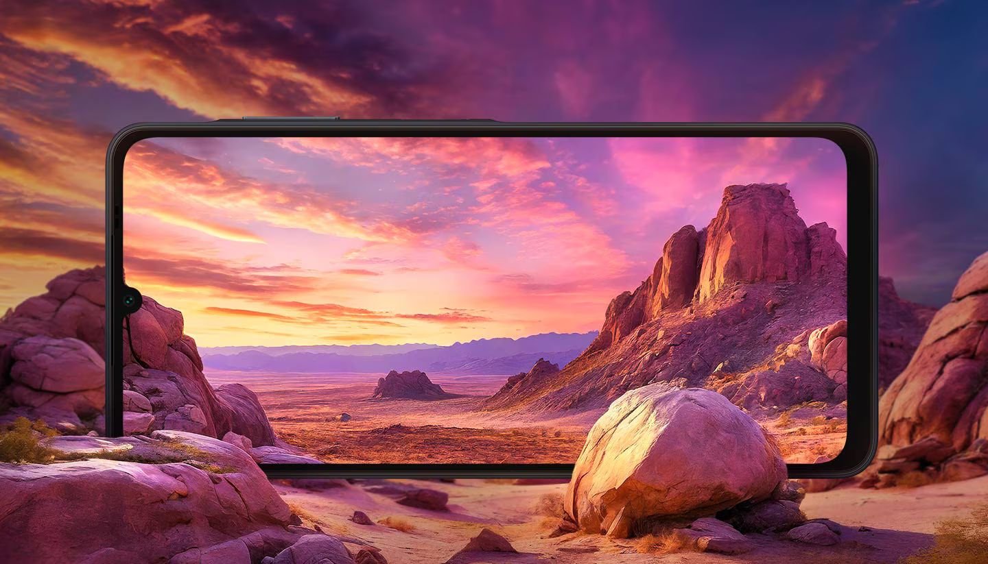  6,7 inç geniş ekran. Bakış açınızı genişletin.  Galaxy A06’nın 6,7 inç geniş ekranıyla görüş alanınızı en üst düzeye çıkarın. Akıcı 60 Hz kaydırma ve TFT U-Cut Ekran, içeriğinizin keyfini çıkarmanız için daha fazla alan sunar. Daha iyisini deneyimleyin.